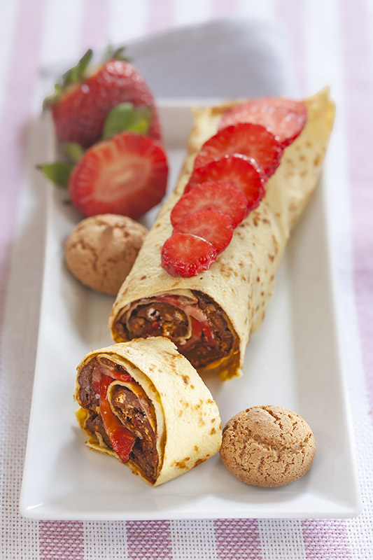 CREPES ARROTOLATE CON CIOCCOLATO AMARETTI E FRAGOLE - 6234