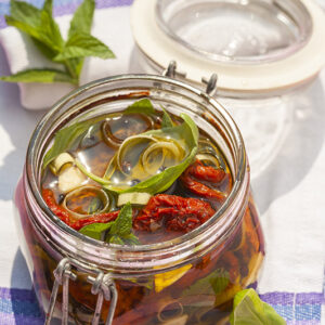 POMODORI SECCHI SOTTOLIO CON MENTA BASILICO PORRI E AGLIO - 6103