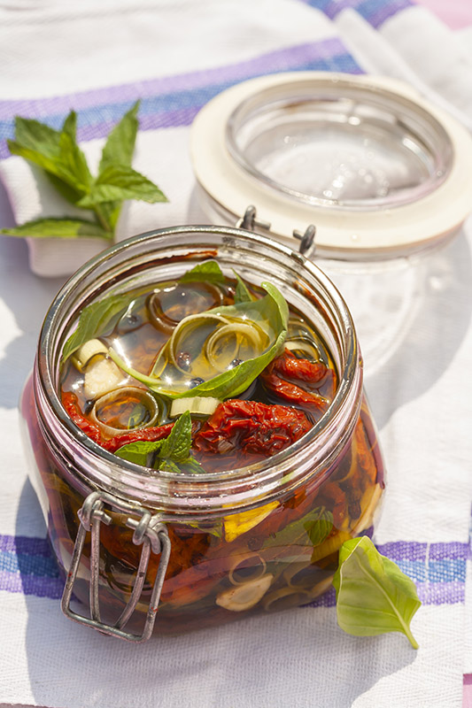 POMODORI SECCHI SOTTOLIO CON MENTA BASILICO PORRI E AGLIO - 6103