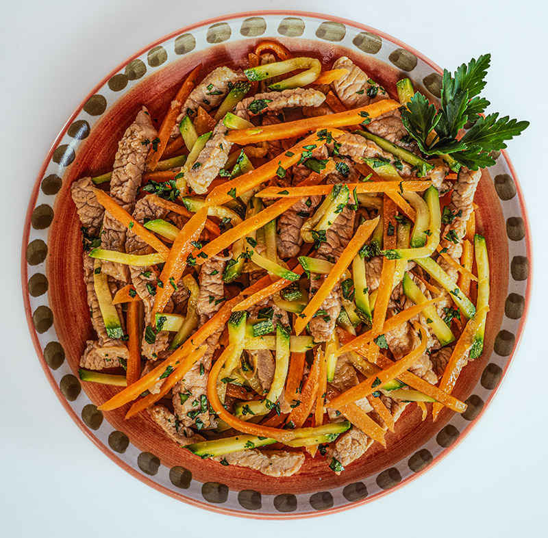 STRISCE DI MANZO CON INSALATA JULIENNE DI CAROTE E ZUCCHINE - 8005 - immagine 1