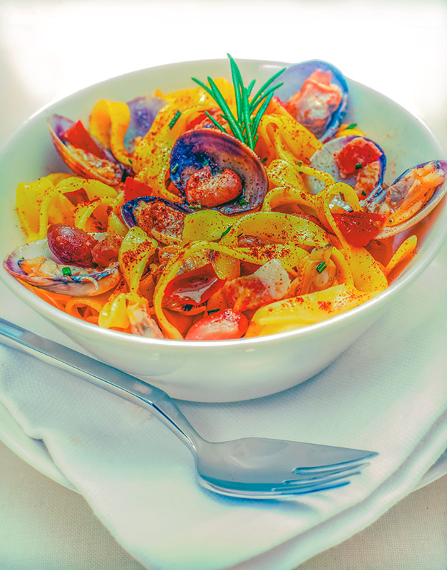 TAGLIATELLE CON VONGOLE, BACON E FAGIOLI - S2504554 - immagine 1