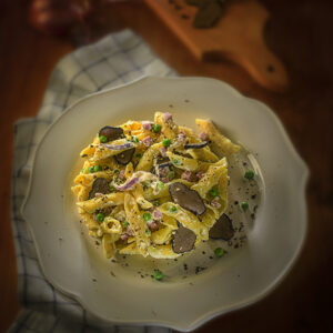 GARGANELLI CON CIPOLLE ROSSE PISELLI PANNA PROSCIUTTO COTTO E TARTUFO NERO - 4480