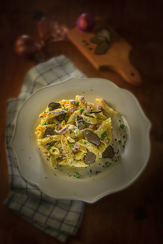 GARGANELLI CON CIPOLLE ROSSE PISELLI PANNA PROSCIUTTO COTTO E TARTUFO NERO - 4480