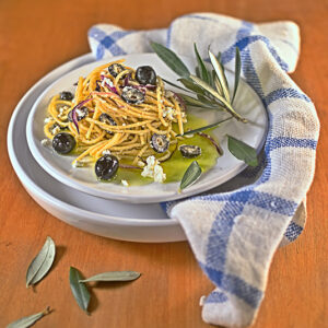 SPAGHETTI CON OLIO DI OLIVA, FETA, CIPOLLE ROSSE, OLIVE NERE - 0063