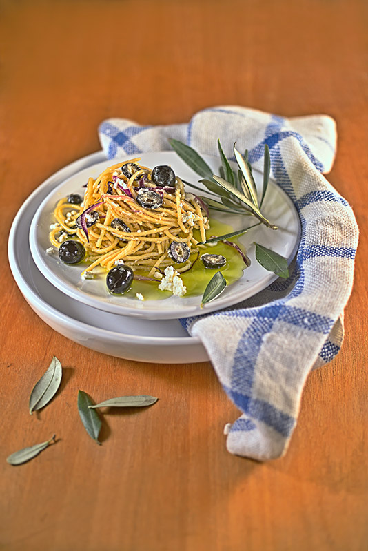 SPAGHETTI CON OLIO DI OLIVA, FETA, CIPOLLE ROSSE, OLIVE NERE - 0063