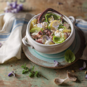 CON QUALCHE FIORE DI GLICINE - INSALATA DI POLPO E PATATE CON AGLIO BASILICO ORIGANO PINOLI E YOGURT - 7049