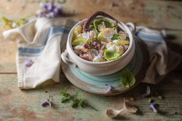 CON QUALCHE FIORE DI GLICINE - INSALATA DI POLPO E PATATE CON AGLIO BASILICO ORIGANO PINOLI E YOGURT - 7049