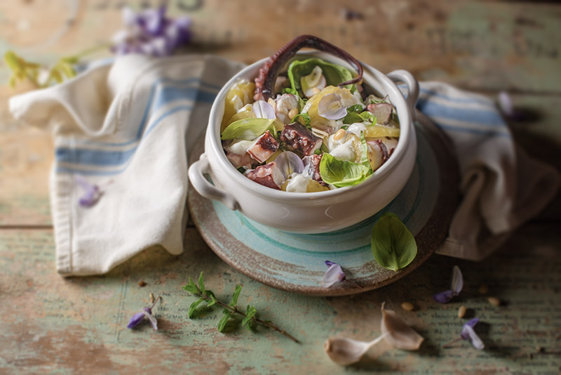 CON QUALCHE FIORE DI GLICINE - INSALATA DI POLPO E PATATE CON AGLIO BASILICO ORIGANO PINOLI E YOGURT - 7049 - immagine 1