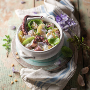 CON QUALCHE FIORE DI GLICINE - INSALATA DI POLPO E PATATE CON AGLIO BASILICO ORIGANO PINOLI E YOGURT - 7048