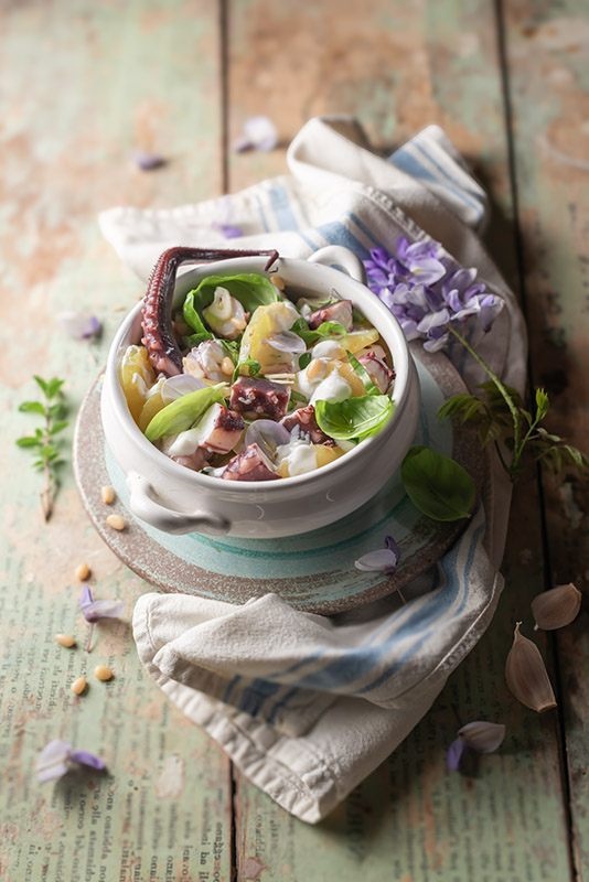 CON QUALCHE FIORE DI GLICINE - INSALATA DI POLPO E PATATE CON AGLIO BASILICO ORIGANO PINOLI E YOGURT - 7048