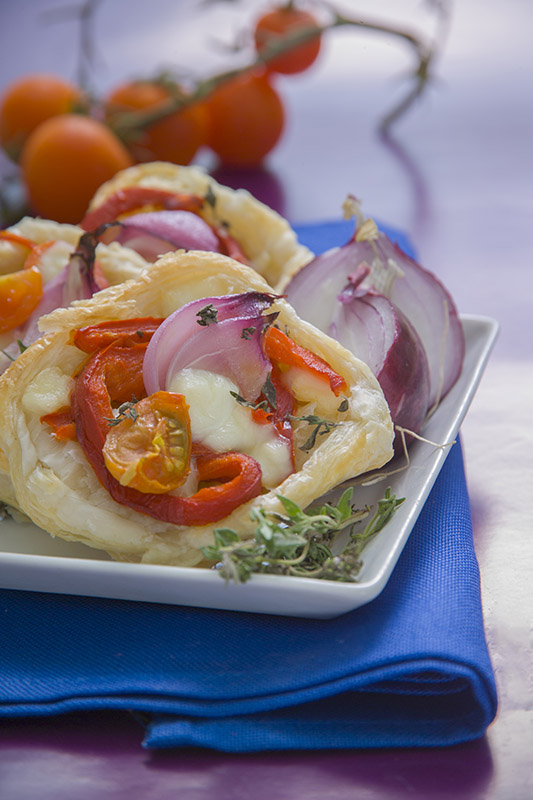 TARTELLETTE CON CIPOLLE MOZZARELLA E POMODORI - GT6J1012