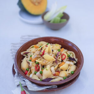 CONCHIGLIE CON INDIVIA BELGA ZUCCA PISELLI CIPOLLA ROSSA  E PEPERONCINO – 6494