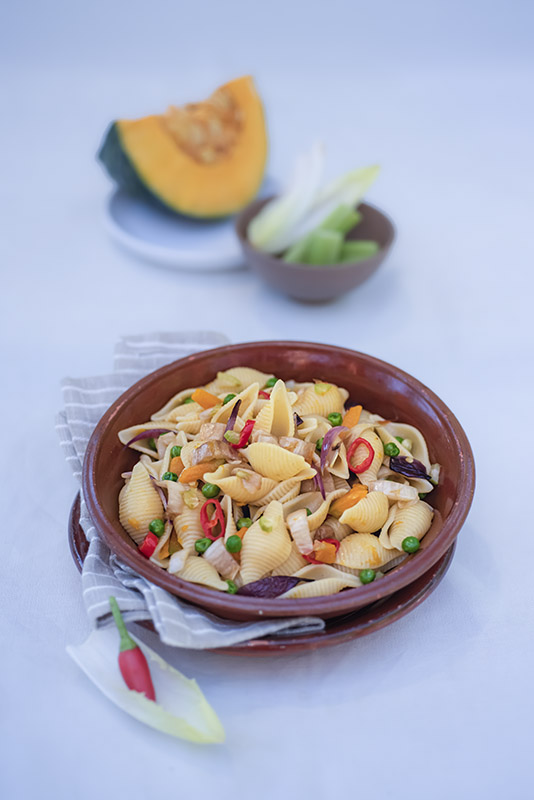 CONCHIGLIE CON INDIVIA BELGA ZUCCA PISELLI CIPOLLA ROSSA  E PEPERONCINO – 6494