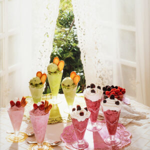 BICCHIERI CON GELATO ALLE FRAGOLINE DI BOSCO, AL LAMPONE E AL PISTACCHIO - GI32820 - 4713