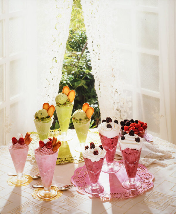 BICCHIERI CON GELATO ALLE FRAGOLINE DI BOSCO, AL LAMPONE E AL PISTACCHIO - GI32820 - 4713