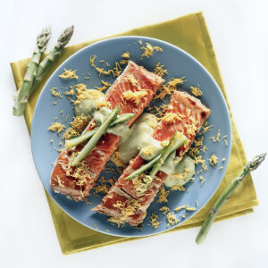 TRANCI DI SALMONE CON SALSA DI ASPARAGI E MIMOSA DI TUORLO D'UOVO - 6284