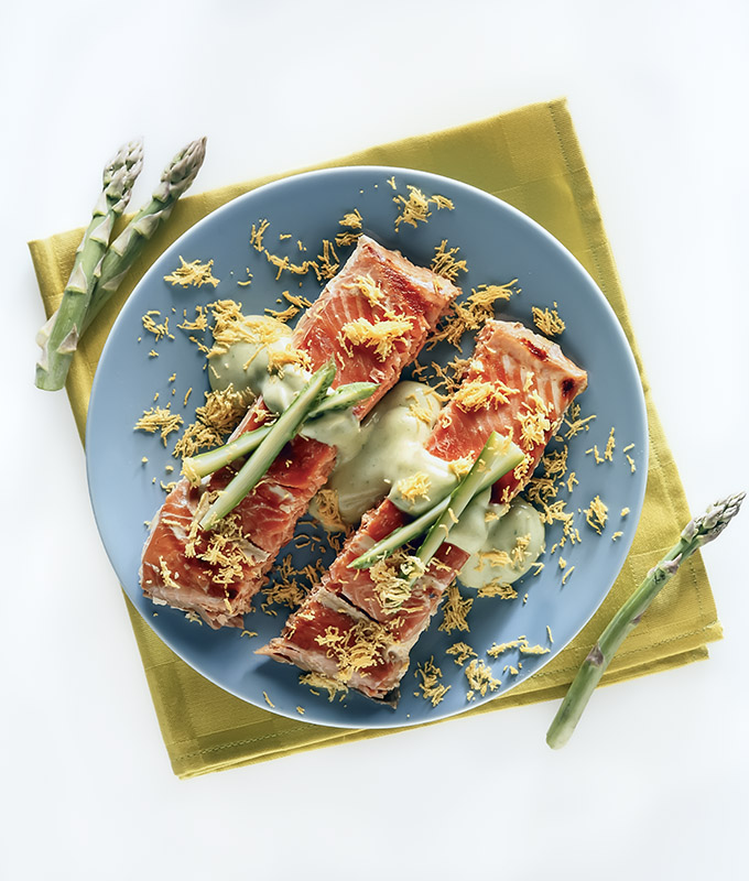 TRANCI DI SALMONE CON SALSA DI ASPARAGI E MIMOSA DI TUORLO D'UOVO - 6284 - immagine 1