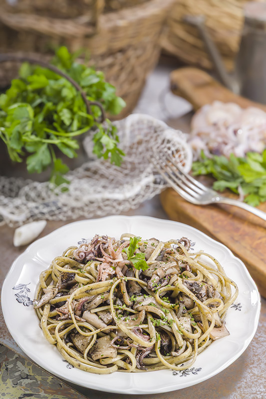 TRENETTE CON CALAMARETTI AL NERO DI SEPPIA - 16686396