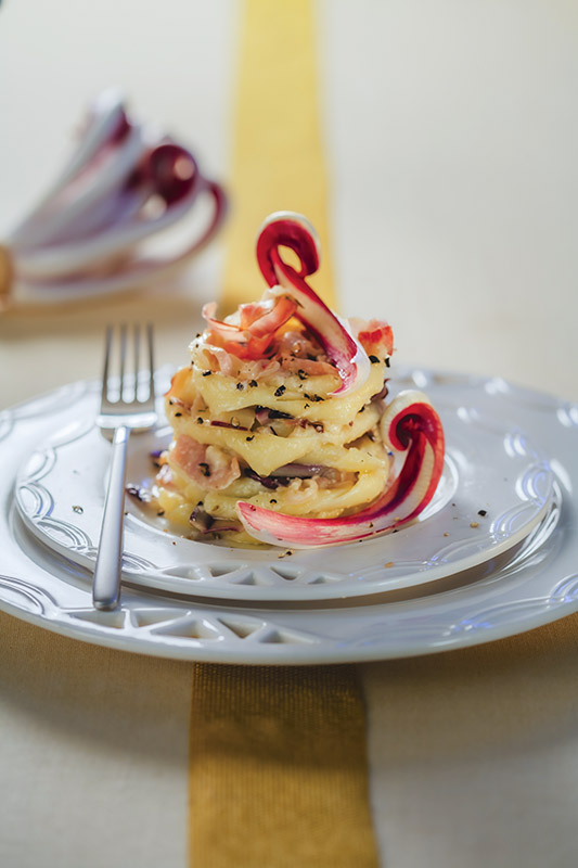 FUSILLI AL TORCHIO CON SCALOGNO ROBIOLA RADICCHIO TARDIVO PEPE SPECK - 6062