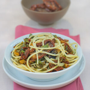 SPAGHETTI CON PESTATO DI FRIGGITTELLI E POMODORI SECCHI SALTATO CON PORRI E AGLIO - 6000