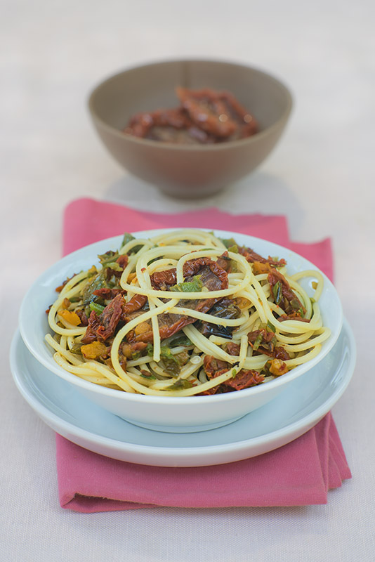 SPAGHETTI CON PESTATO DI FRIGGITTELLI E POMODORI SECCHI SALTATO CON PORRI E AGLIO - 6000
