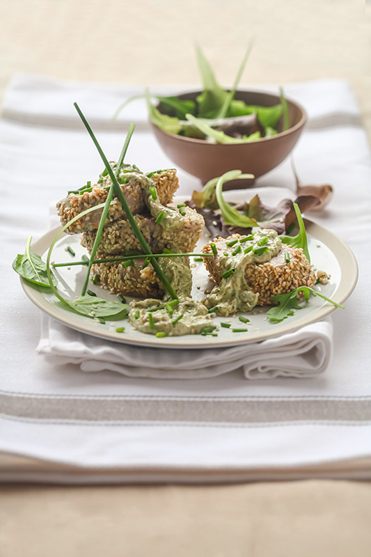 TOURNEDOS DI FILETTO DI VITELLO AL SESAMO CON SALSA DI TAHINA CETRIOLINI E ERBA CIPOLLINA - 9523