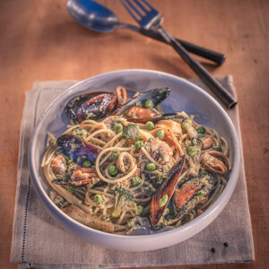 SPAGHETTI ALLO SCOGLIO CON FRUTTI DI MARE COZZE BROCCOLI PISELLI AGLIO CIPOLLA - 9260
