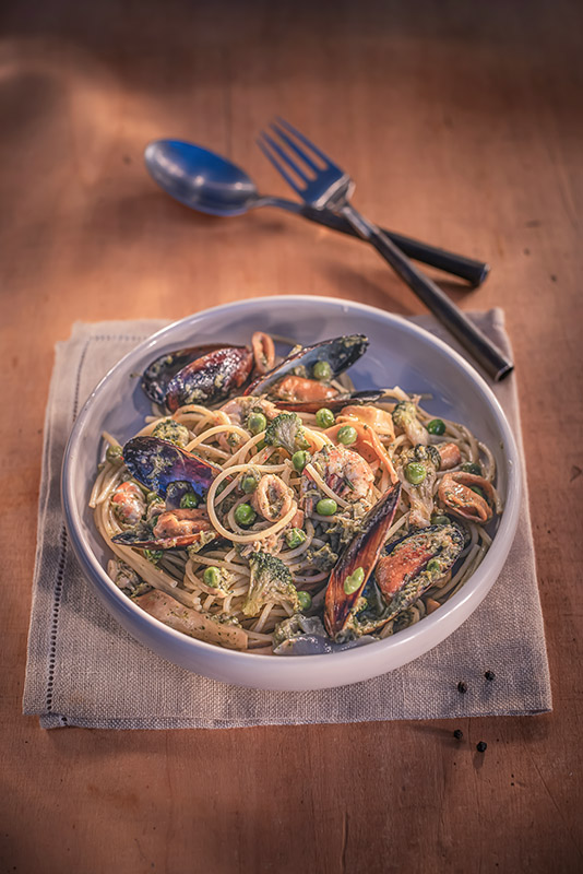 SPAGHETTI ALLO SCOGLIO CON FRUTTI DI MARE COZZE BROCCOLI PISELLI AGLIO CIPOLLA - 9260