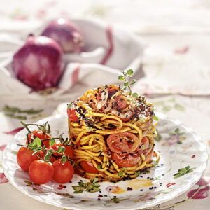 SPAGHETTI ALLO ZAFFERANO CON CIPOLLE ROSSE POMODORINI BRANDY SESAMO NERO MAGGIORANA - 9773