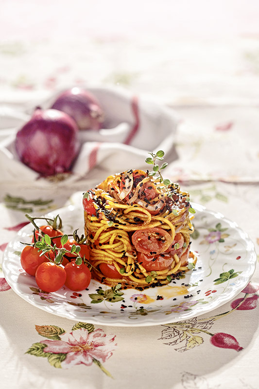 SPAGHETTI ALLO ZAFFERANO CON CIPOLLE ROSSE POMODORINI BRANDY SESAMO NERO MAGGIORANA - 9773