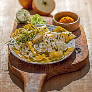 SFOGLIE DI PORRI SCOTTATE ALLA CURCUMA CON MELA LIME PEPE MISTO OLIO TIMO - 0750