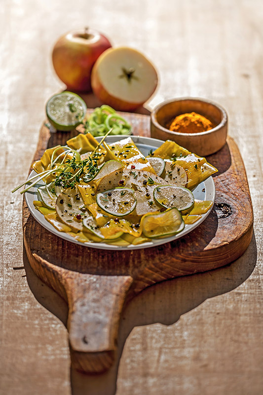 SFOGLIE DI PORRI SCOTTATE ALLA CURCUMA CON MELA LIME PEPE MISTO OLIO TIMO - 0750