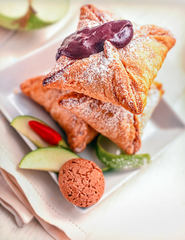 SFOGLIATELLE DI MELE CON SALSA AL CIOCCOLATO PICCANTE - S2304938