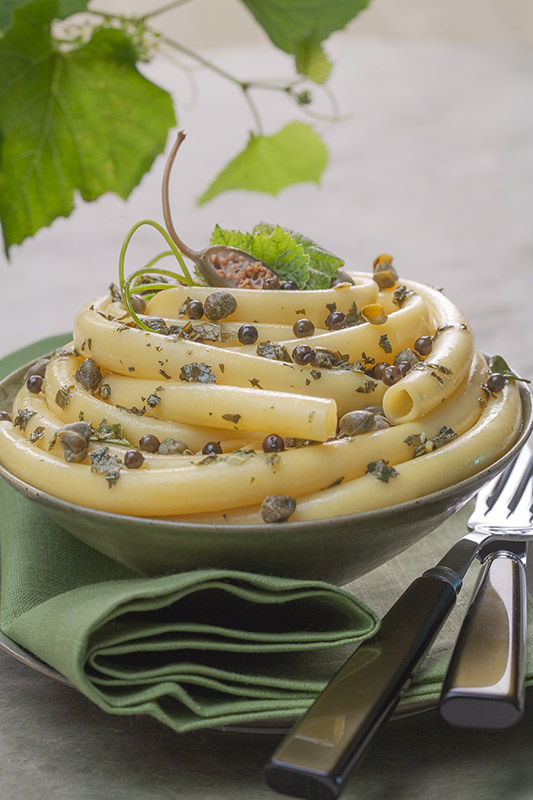 CUCINA CON I CAPPERI - ZITI CON CAPPERI E FOGLIE DI VITE - 1271