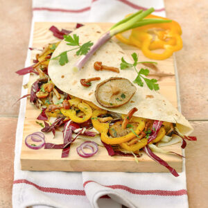 PIADINA CON RADICCHIO FUNGHI TRIFOLATI CIPOLLOTTO ROSSO PREZZEMOLO E PEPERONI - 2420