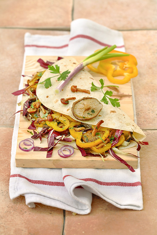 PIADINA CON RADICCHIO FUNGHI TRIFOLATI CIPOLLOTTO ROSSO PREZZEMOLO E PEPERONI - 2420