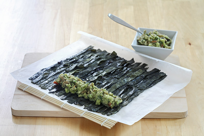 FAKE SUSHI - (STEP 5) - SUSHI DI TAGLIATELLE AL NERO DI SEPPIA CON COZZE FRUTTI DI MARE E AVOCADO - 1820 - immagine 1