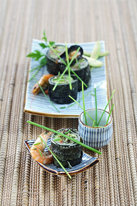 FAKE SUSHI - SUSHI DI TAGLIATELLE AL NERO DI SEPPIA CON COZZE FRUTTI DI MARE E AVOCADO - 1834