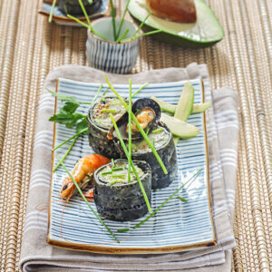 FAKE SUSHI - SUSHI DI TAGLIATELLE AL NERO DI SEPPIA CON COZZE FRUTTI DI MARE E AVOCADO - 1842