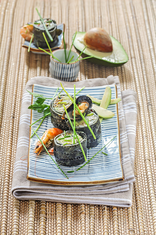 FAKE SUSHI - SUSHI DI TAGLIATELLE AL NERO DI SEPPIA CON COZZE FRUTTI DI MARE E AVOCADO - 1842