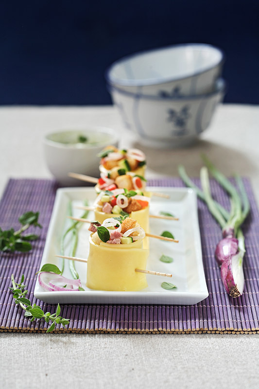FAKE SUSHI - SUSHI DI FORMAGGIO CON PANCETTA AFFUMICATA PANE ZUCCHINE PEPERONE CIPOLLOTTO ROSSO DI TROPEA ORIGANO FRESCO - 1852