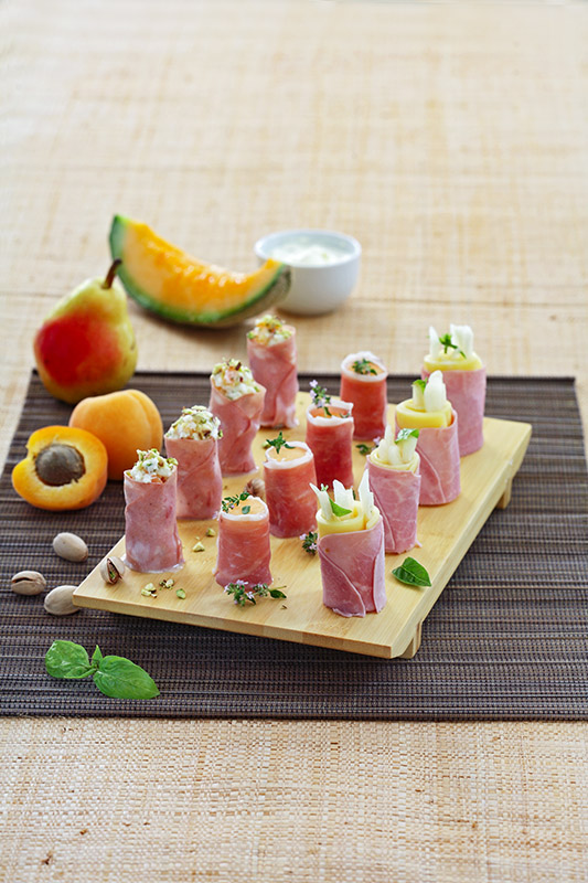 FAKE SUSHI - SUSHI DI MORTADELLA ROBIOLA ALBICOCCHE E PISTACCHI - SUSHI DI MELONE E PROSCIUTTO CRUDO - SUSHI DI PROSCIUTTO COTTO FORMAGGIO E PERE - 1881