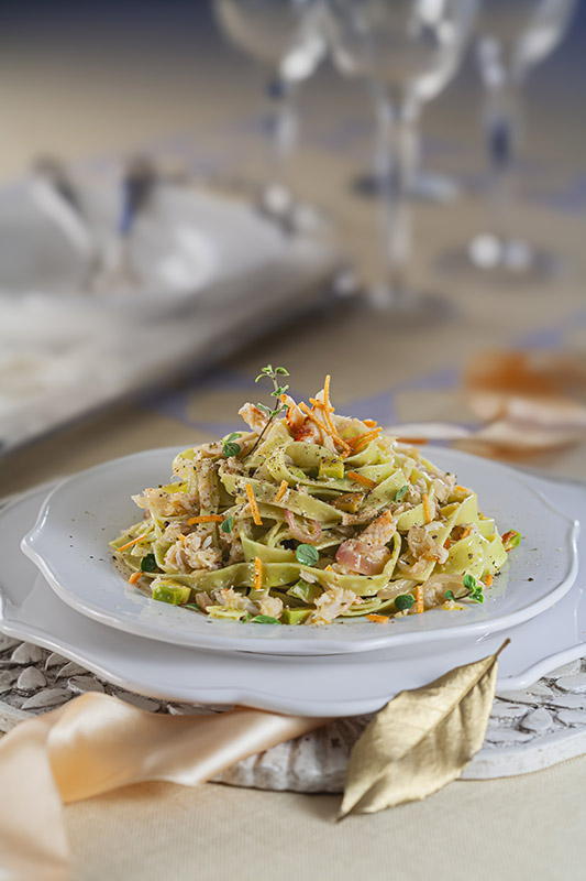 TAGLIATELLE VERDI  CON AVOCADO POLPA DI GRANCHIO POMPELMO ROSA - 3719