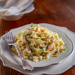 TAGLIATELLE VERDI  CON AVOCADO POLPA DI GRANCHIO POMPELMO ROSA – 3727