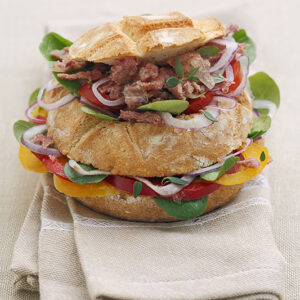 PANINO CON PEPERONI ROSSI E GIALLI CIPOLLA SONGINO POMODORINI CILIEGIA CARNE IN GELATINA TIMO - 1065
