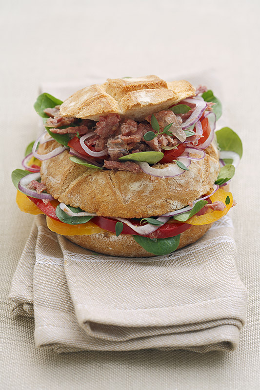 PANINO CON PEPERONI ROSSI E GIALLI CIPOLLA SONGINO POMODORINI CILIEGIA CARNE IN GELATINA TIMO - 1065