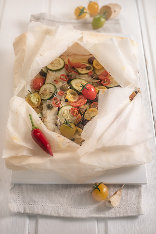 BRANZINO AL CARTOCCIO CON POMODORINI CAPPERI ZUCCHINE - 2128