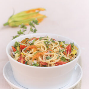SPAGHETTI CON PORRI SEDANO FIORI DI ZUCCA POMODORINI ORIGANO FRESCO FIORI DI ORIGANO - 6020