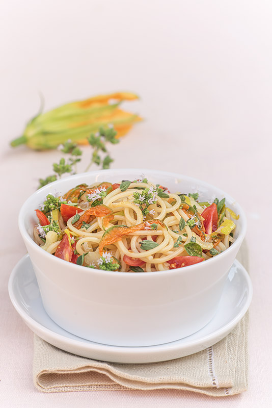SPAGHETTI CON PORRI SEDANO FIORI DI ZUCCA POMODORINI ORIGANO FRESCO FIORI DI ORIGANO - 6020
