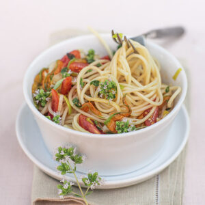 SPAGHETTI CON PORRI SEDANO FIORI DI ZUCCA POMODORINI ORIGANO FRESCO FIORI DI ORIGANO – 6036